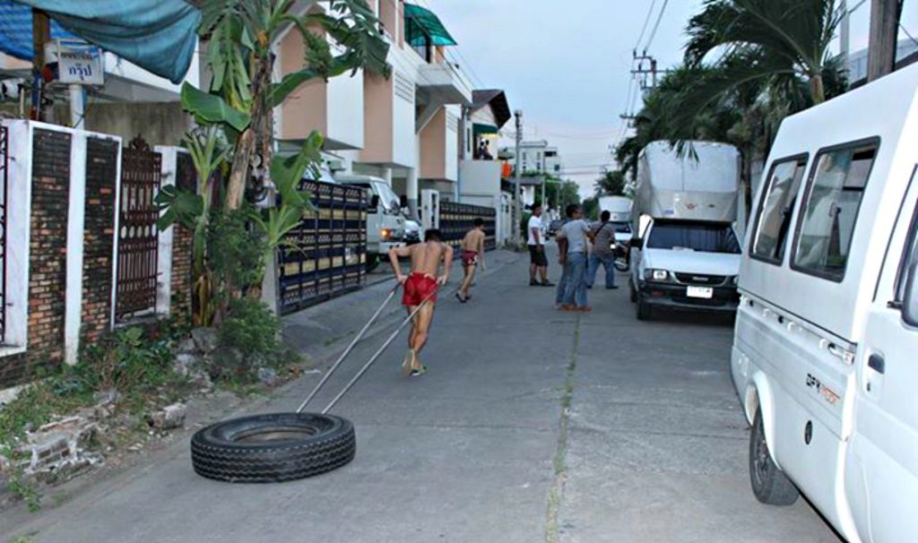 peleadores haciendo entrenamiento con sprints en la calle