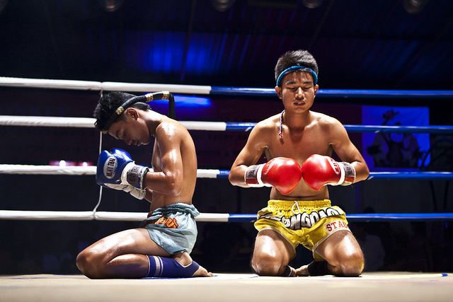 Dos luchadores en el ring realizando movimientos del wai kru
