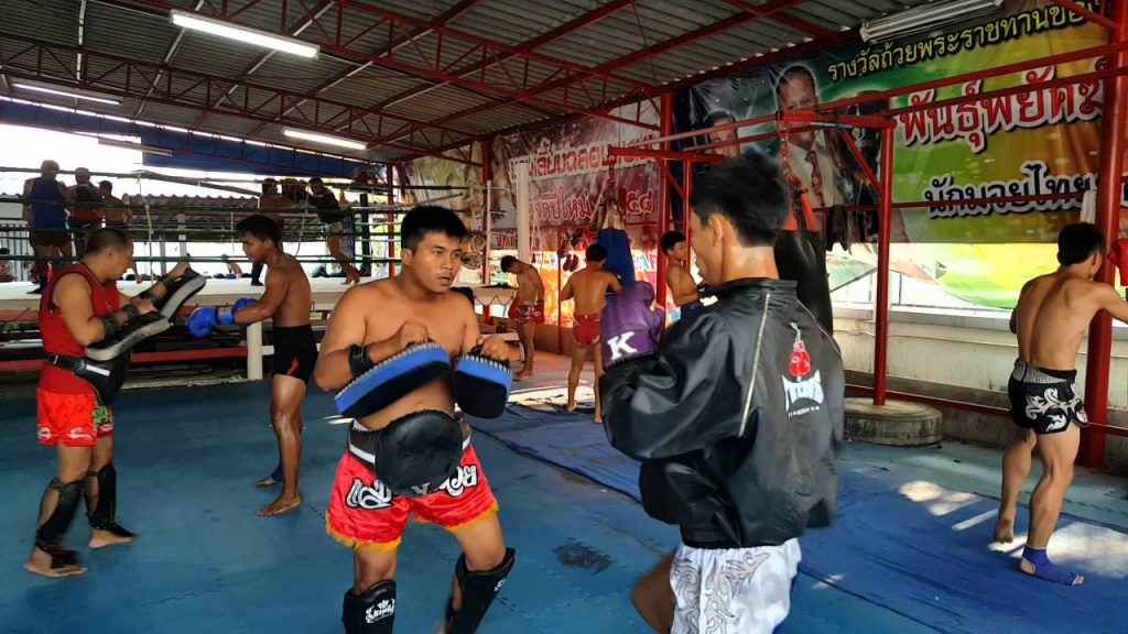 Sesión de entrenamiento en el gimnasio Jitmuangnon de Bangkok.