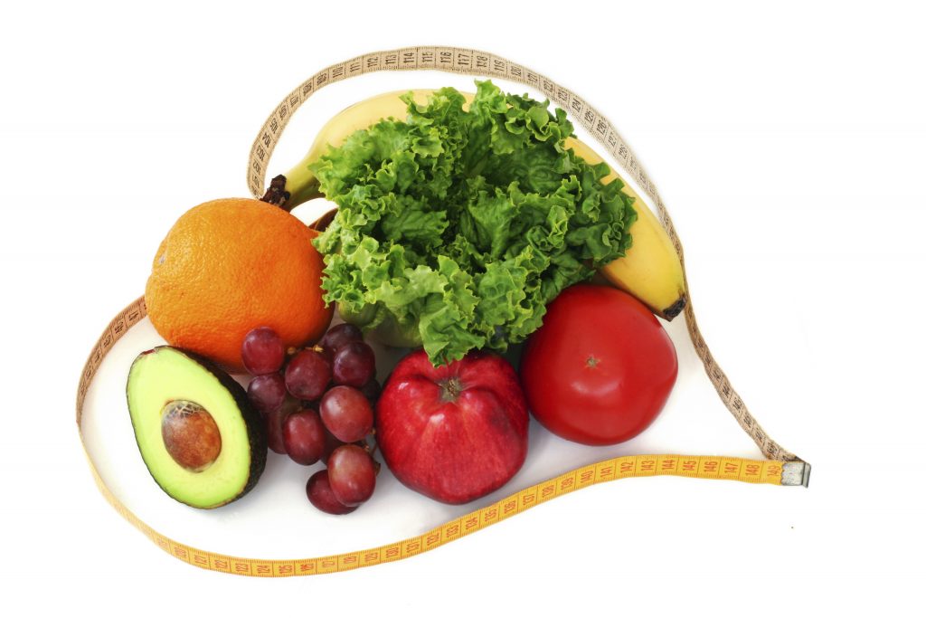 Verduras y frutas formando un corazón ayudarán a nuestro peso