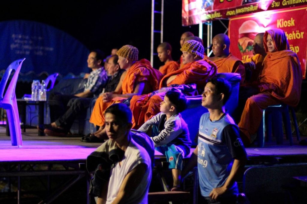 monjes sentados en una tribuna vip, suelen tener sitio preferente en los festivales.