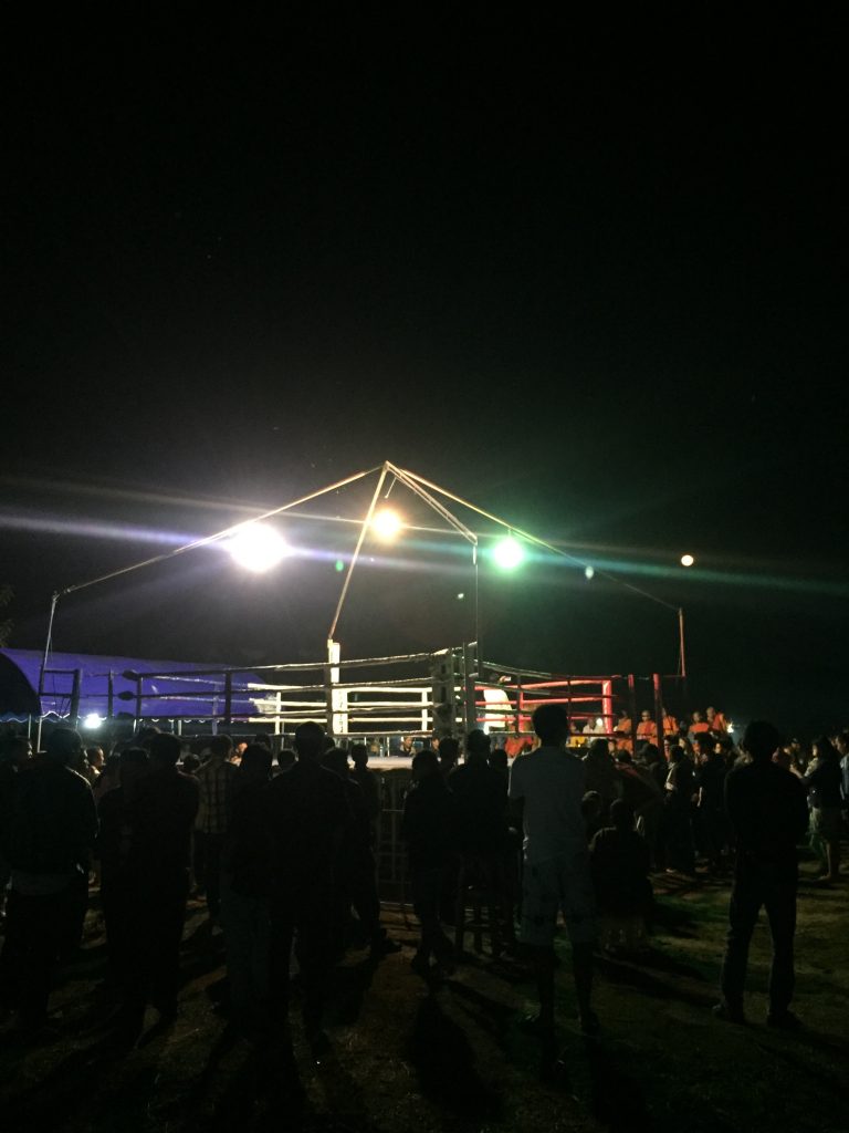 El ring por la noche con la gente alrededor es ambiente típico de los festivales