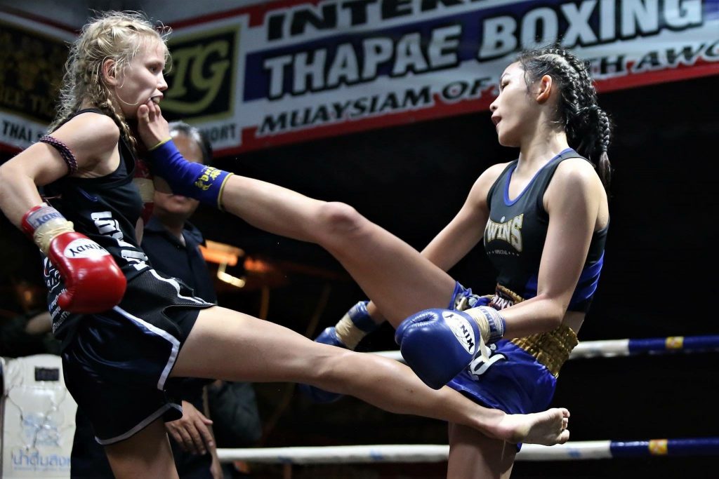 Patada frontal en una pelea entre mujeres boxeadoras