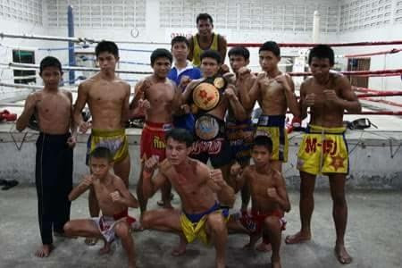 Peleadores del gimnasio profesional Pinsinchai en Bangkok
