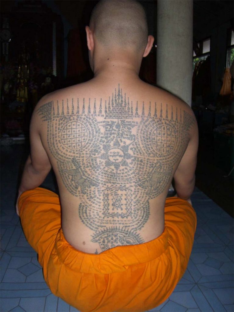 Monje con la espalda llena de tatuajes Yant
