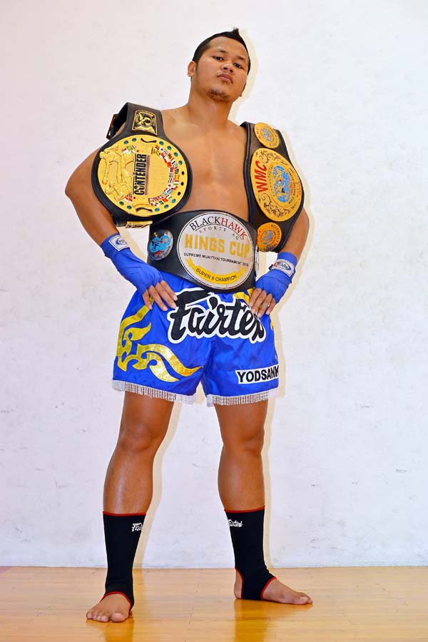 Yodsanklai Fairtex con sus cinturones de campeon