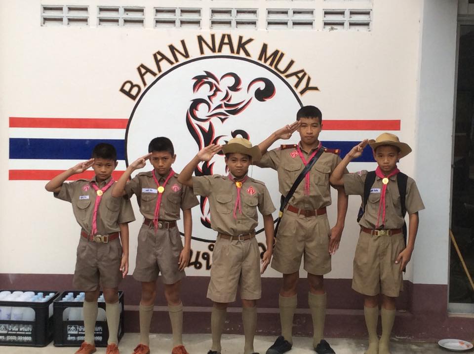 Niños del gimnasio con su uniforme escolar
