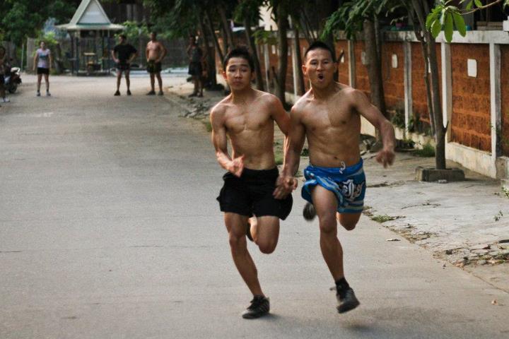 luchadores haciendo sprints