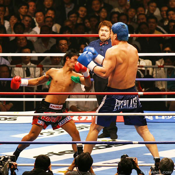 Kaoklai luchando contra un boxeador mucho más grande.