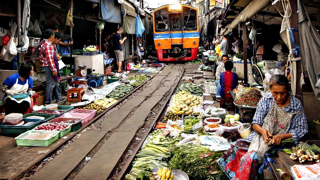 Mercado de comida Thai al lado del tren.