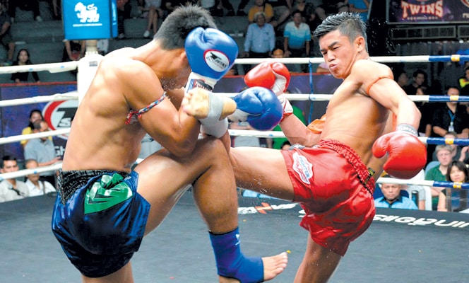 Panpayak bloquea patada en el juego de muay thai