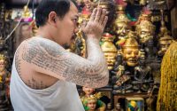 Maestro de los tatuajes realizando una oración